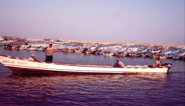 خفر السواحل تضبط قارب فور وصوله إلى ميناء الشحر