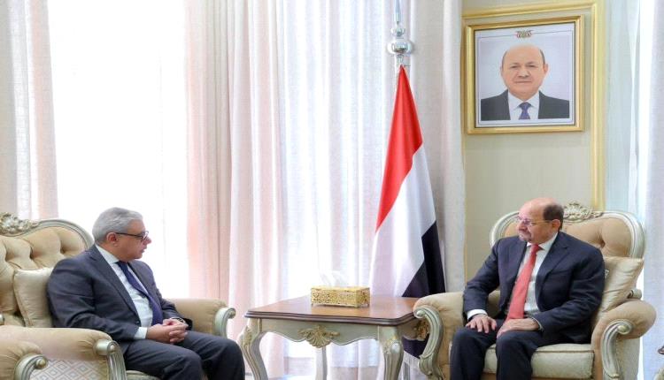 استقبل رئيس مجلس الوزراء الدكتور شائع الزنداني الثلاثاء، سفير جمهورية مصر العربية لدى اليمن إيهاب أبو سريع، الذي قدّم له التهنئة بمناسبة تعيينه رئيساً لمجلس الوزراء وتكليفه بتشكيل الحكومة الجديدة، متمنيًا له التوفيق والنجاح في أداء مهامه. 