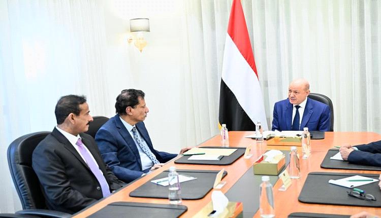 اجتماع رئاسي مع محافظي المهرة وشبوة لتعزيز الاستقرار والتنسيق الأمني 