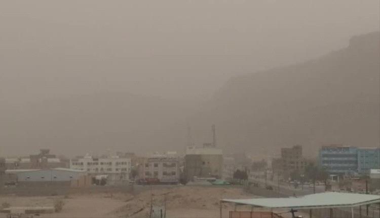 أطلق مركز الإنذار المبكر ب حضرموت تنبيه عاجل من تقدم كتلة هوائية محملة بالغبار والأتربة المثارة مصدرها صحراء الربع الخالي. #اليمن 