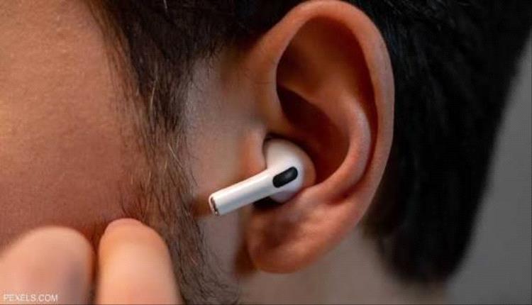 طبيب يحذر من عواقب الاستماع إلى الموسيقى عبر سماعات الرأس