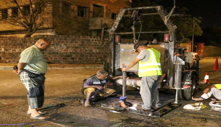 مؤسسة مياه عدن تنفذ أعمال تصفية لخط ضخ مياه الصرف الصحي الرئيسي بالمعلا باستخدام تقنية حديثة