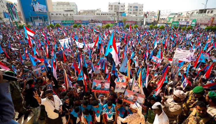 أعلن المشاركون في مليونية الثبات والتصعيد الشعبي التي شهدتها ساحة العروض بالعاصمة عدن اليوم، رفضهم رعاية المملكة العربية السعودية للحوار الجنوبي المرتقب، مطالبين بنقله إلى دولة محايدة تحت إشراف إقليمي ودولي. #اليمن 