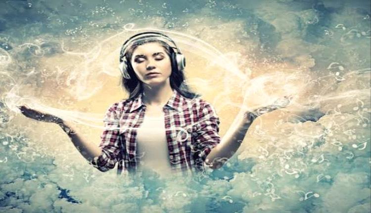 الاستماع إلى الموسيقى أثناء المشي يحسن المزاج 