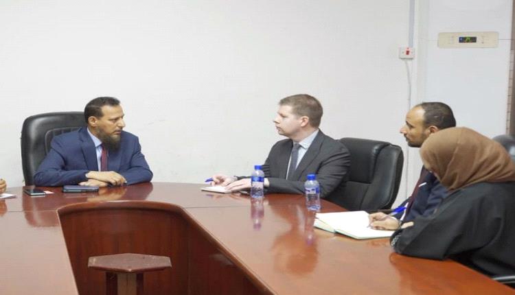 محافظ عدن يناقش مع مسؤول أممي سير إعادة تموضع القوات العسكرية خارج عدن 