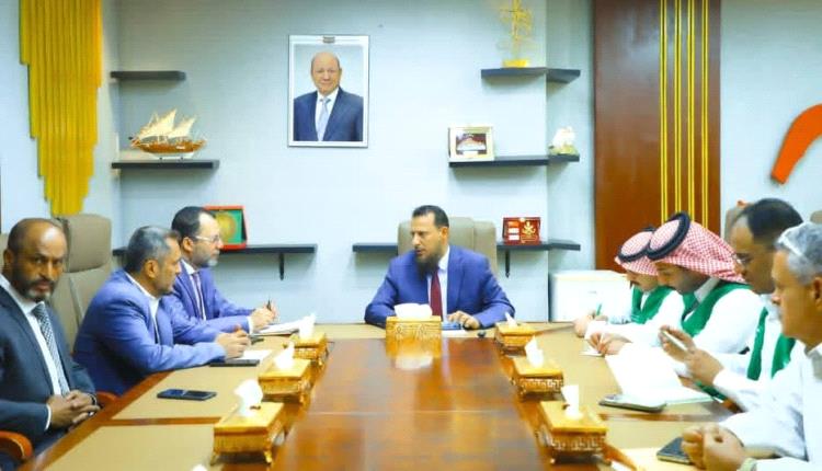 محافظ عدن يناقش انجاز مشروع الطريق البحري ومعالجة مشكلة جسر البريقة 