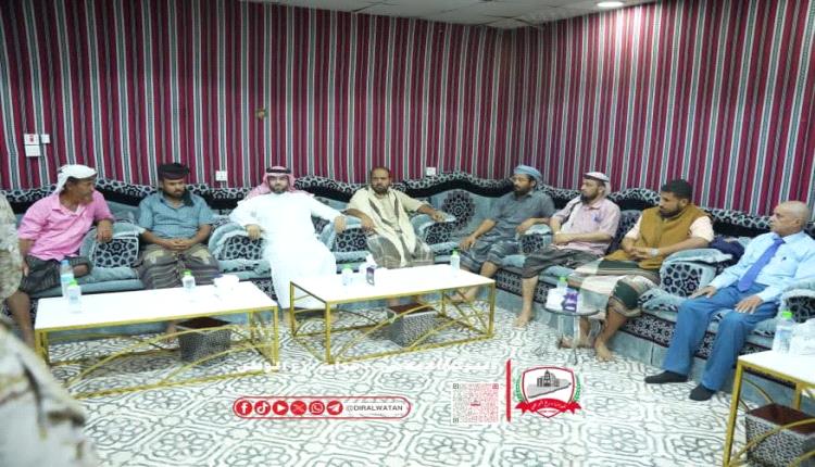 ممثل التحالف يواسي أسر شهداء تفجير عدن ويؤكد مواصلة دعم الأمن والاستقرار