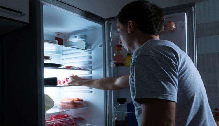 أطعمة يجب عليك تجنبها قبل النوم.. تعرف عليها 