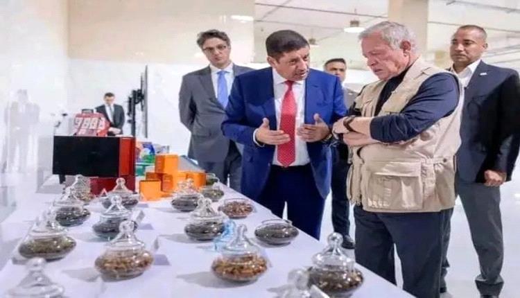 الحوثيون يقتحمون منزل رجل الأعمال الكبوس في صنعاء والسبب صورة مع ملك 