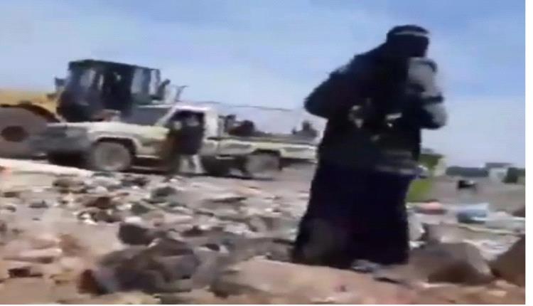 قلب يتفطر وبيت يُهدم.. الحوثيون يهدمون منزل امرأة مُسنّة في صنعاء وتنهب أرضها