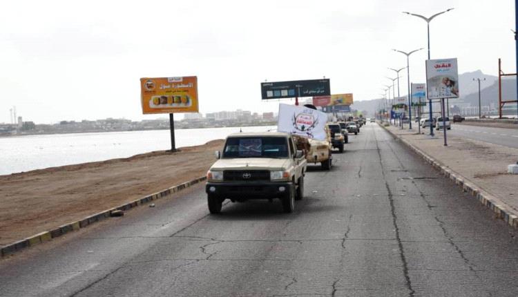 عدن.. العمالقة تسلم منطقة حي السفارات وساحة العروض لقوات الأمن الوطني 