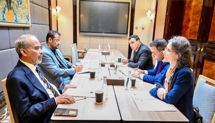 الفريق الصبيحي يلتقي السفيرة الفرنسية ويناقش جهود تطبيع الأوضاع واستعادة التعافي 