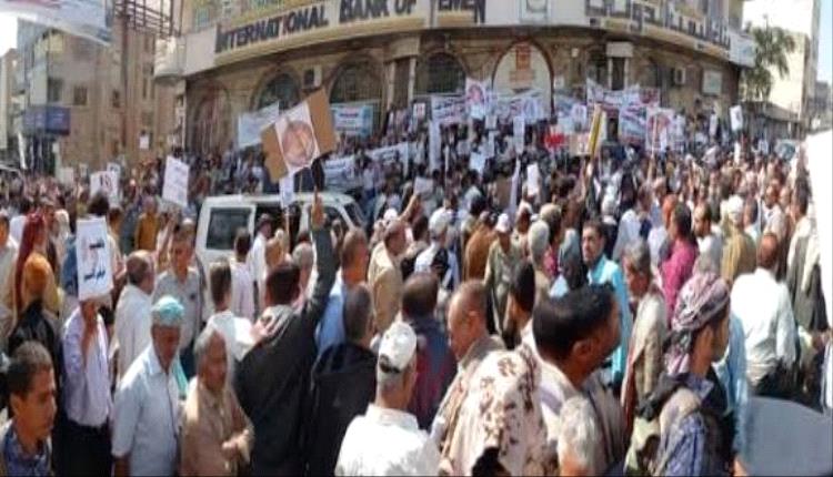 نفذ المئات من المعلمين في مدينة تعز وقفة احتجاجية غاضبة، إثر قيام الجهات المختصة في مديريات المحافظة باستقطاعات كبيرة وغير قانونية من رواتبهم استمرت لخمسة أشهر متتالية، وصفوها بـ"المذبحة المروعة"، #اليمن 