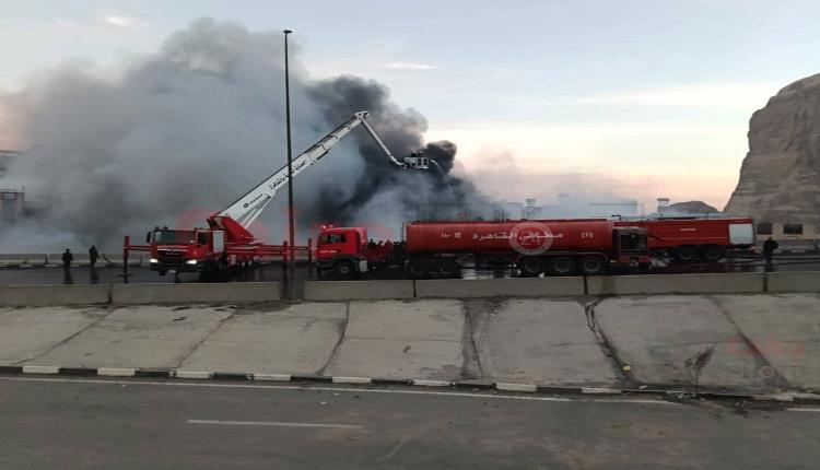 إصابة 17 شخص في اندلاع حريق ضخم بأحد مصانع القاهرة