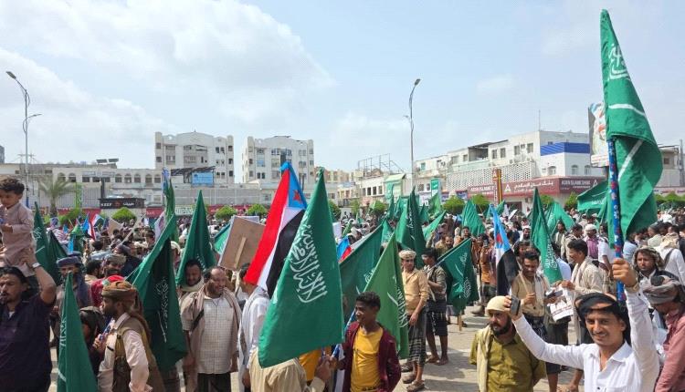 فجر رفع اعلام المملكة العربية السعودية خلال تظاهرة لأبناء الصبيحة في ساحة العروض بالعاصمة عدن غضبًا جنوبيًا واسعًا، وسط اتهامات لقائد القوات السعودية اللواء فلاح الشهراني بالوقوف وراء هذا الأمر. #اليمن 