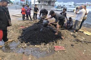 فرق الصيانة بمؤسسة مياه عدن تنفذ أعمال تصفية وفتح الأنسدادات في شبكات الصرف الصحي بالمعلا