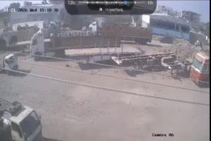 شاهد كيف انقذ الحراس حمدي شكري بعد اكتشاف السيارة المفخخة بشجاعة كبيرة.. فيديو كامل للعملية