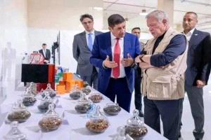 الحوثيون يقتحمون منزل رجل الأعمال الكبوس في صنعاء والسبب صورة مع ملك 