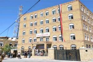 زلزال استقالات يهز تعز.. قيادات عليا تغادر وتتهم المحافظ بفرض جبايات غير قانونية وشرعنة الفساد