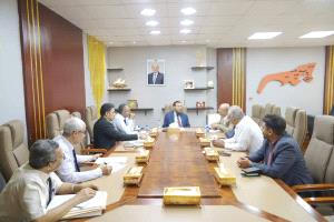 اجتماع برئاسة محافظ عدن يناقش تصور لإعادة نقل الطلاب مجانا