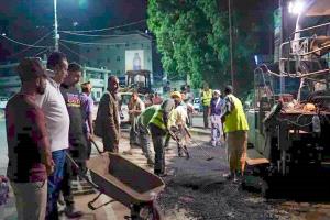 العقربي وبن جرادي يطلعان على سير أعمال سفلتة شارع البلدية بمديرية صيرة