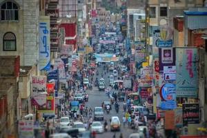 موجة مضاربة علنية تضرب تعز.. تجار السوق يتحدون تسعيرة البنك المركزي والمواطن يطالب بتدخل فوري