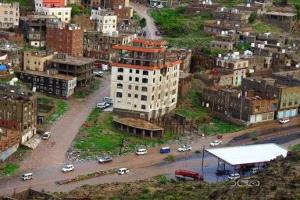 حصار مسلح يقطع المياه عن حارة الغراغر في تعز ويضع السكان تحت التهديد