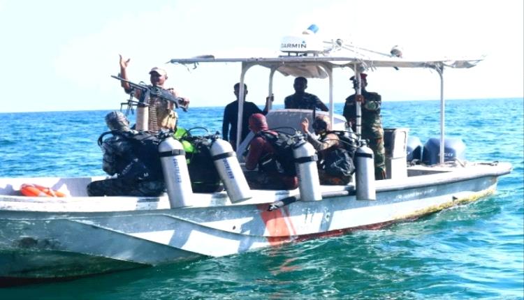 انتشال جثة غريق وإنقاذ شخصين قبالة سواحل المكلا.. والخطباء يطلقون التحذيرات 