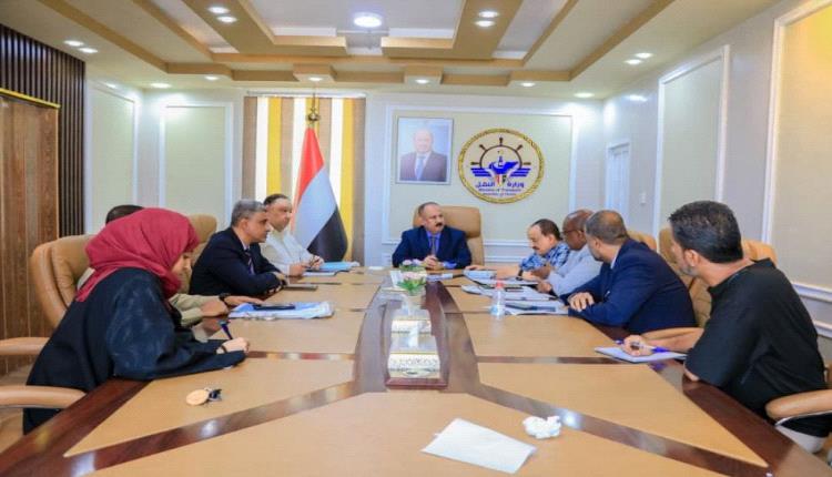 الحكومة توجه بالاعتماد الرسمي لميناء قنا وتوسعة ميناء المكلا لخنق التهريب وإنعاش الاقتصاد