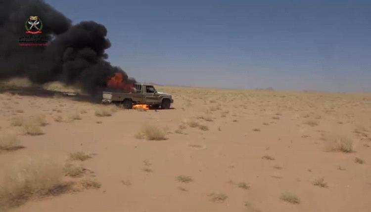 القبائل تنصب كمين لطقم حوثي في الجوف وتغنم أسلحة صرعى الجماعة