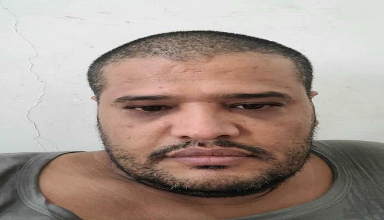 مسلخ حريات مأرب.. الصحفي هزاع يكشف فظائع الإخفاء وحلق الرؤوس والترهيب الإخواني
