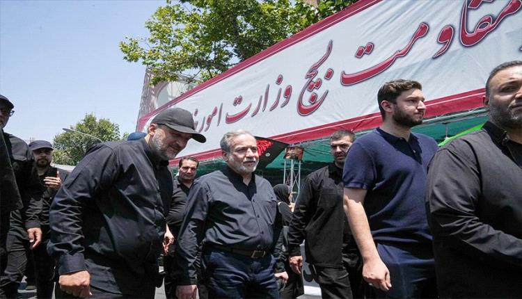 مجهول يحاول الاعتداء على عراقجي خلال مشاركته في تشييع خامنئي