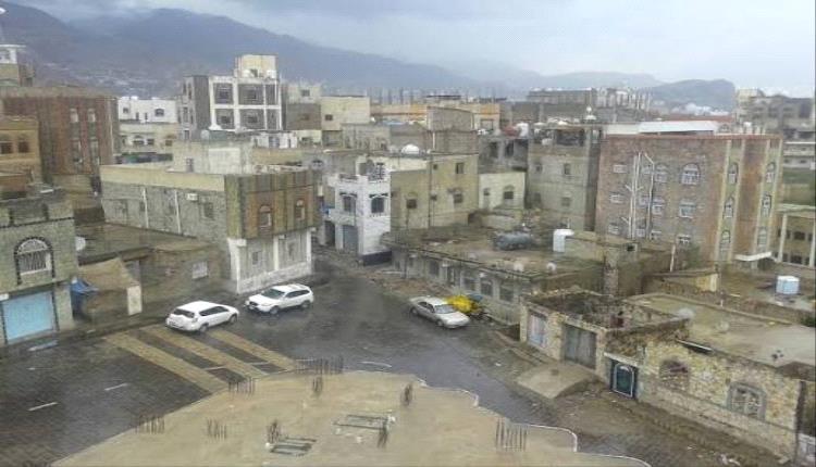 قيادي إخواني يطلق النار على فريق الصرف الصحي ويحتجز العمال ويشبعهم ضربا وإهانات في تعز