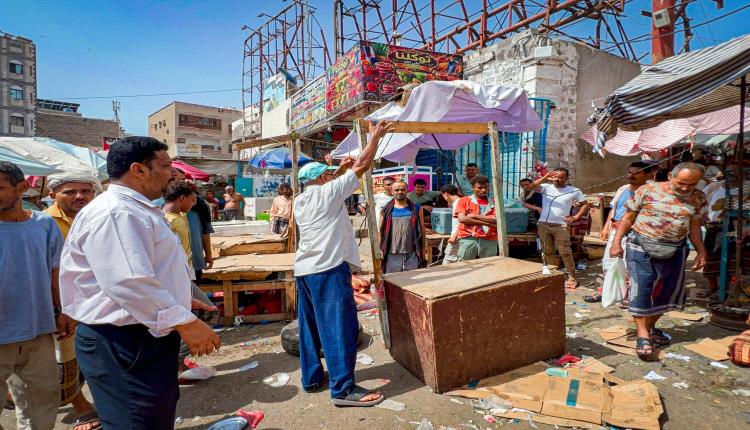 حملة ميدانية لرفع العوائق وتنظيم الأسواق في مديرية صيرة بالعاصمة عدن