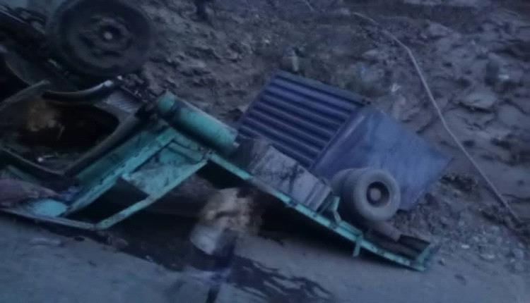 انقلاب مروع لشاحنة نقل ثقيل في منحدرات تعز والسائق يصارع الموت