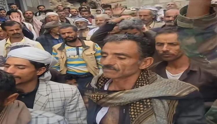 احتجاجات غاضبة في إب تطالب بالقصاص من قتلة النجار الذي قُتل تعذيبا