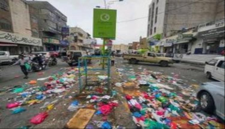 اشتكى من القمامة.. فكانت الصدمة: نظافة تعز تكافئ مواطن بغرامة مالية بدلاً من انصافه