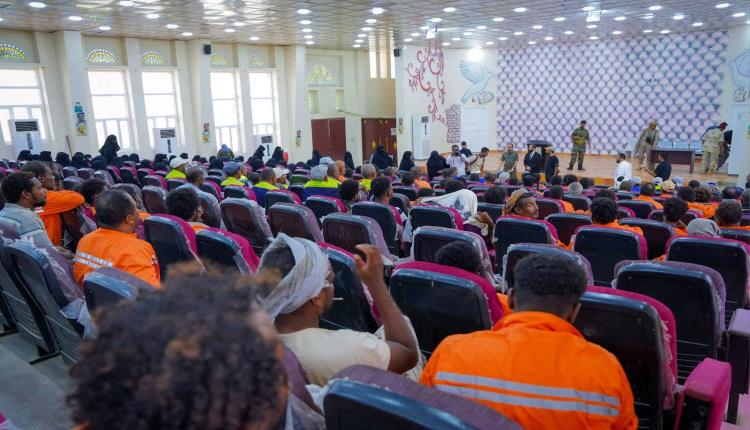 محافظ أبين يلتزم لعمال النظافة بتأمين صحي وزيادة مرتباتهم: أنتم خط الدفاع الأول