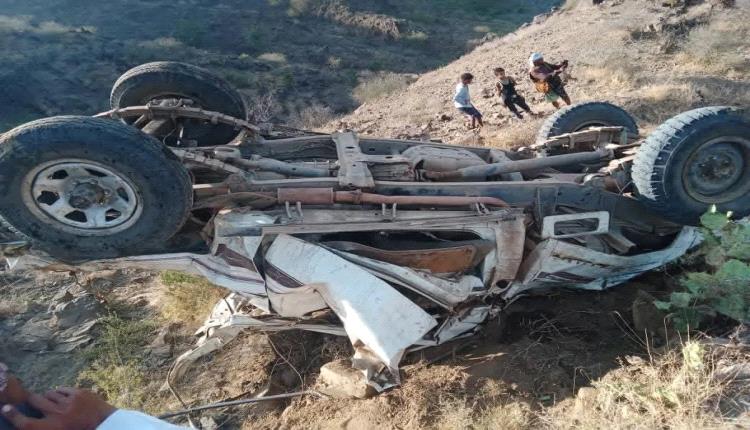 انقلاب سيارة تقل مواطنين من جبل شاهق في ريمة.. والضحايا 14 شخص
