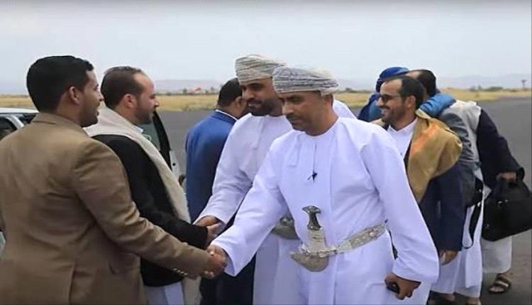 أول اتهام رسمي.. اليمن يفتح النار على مسقط ويتهمها بتسهيل شريان تهريب السلاح للحوثيين