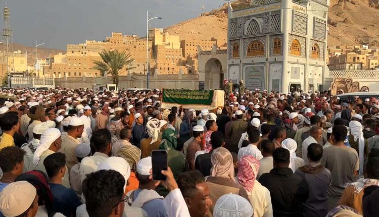 حضرموت تشيّع مفتيها الشيخ علي بن سالم بكير في موكب مهيب بتريم