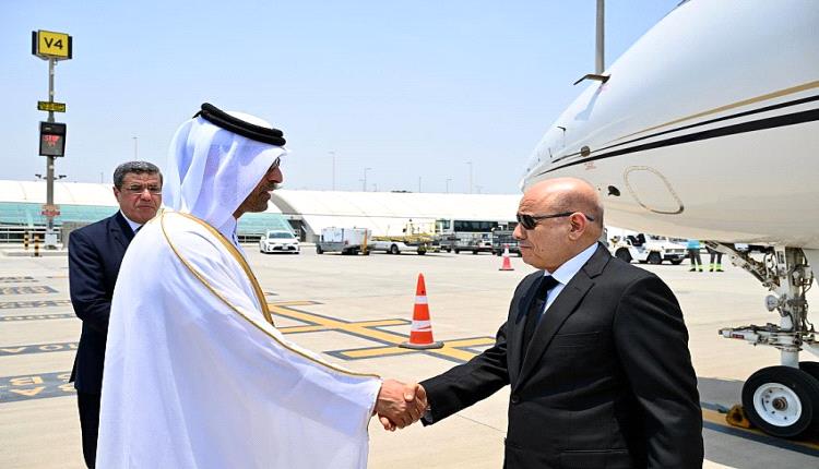 وزير الاتصالات القطري يستقبل العليمي في مطار الدوحة