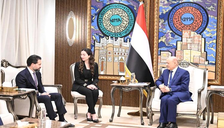 العليمي يؤكد عدم حصار مطار صنعاء وعدم التساهل مع أي انتهاك للسيادة