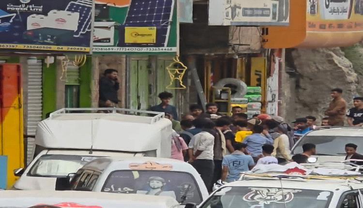 مواطنون يتجمهرون في شارع مرور تعز بعد العثور على تاجر مشنوق داخل محله بعد اختفائه لأيام