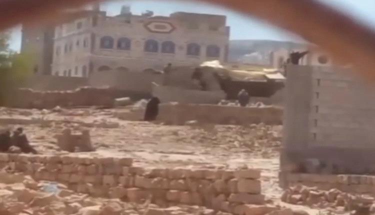 هدم منزل مواطن بعمران يشعل الغضب.. الحوثي يخرج النساء والأطفال إلى الشارع قبل تكسيره