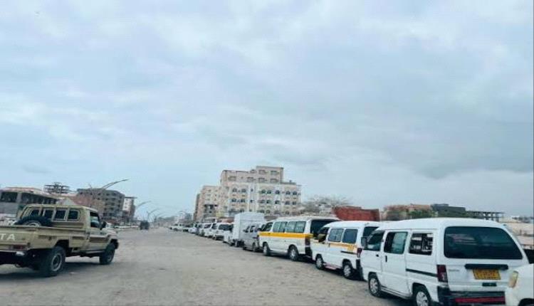 طوابير خانقة وأزمة تتسع في عدن.. الغاز يختفي من المحطات ويهدد بشل حركة النقل