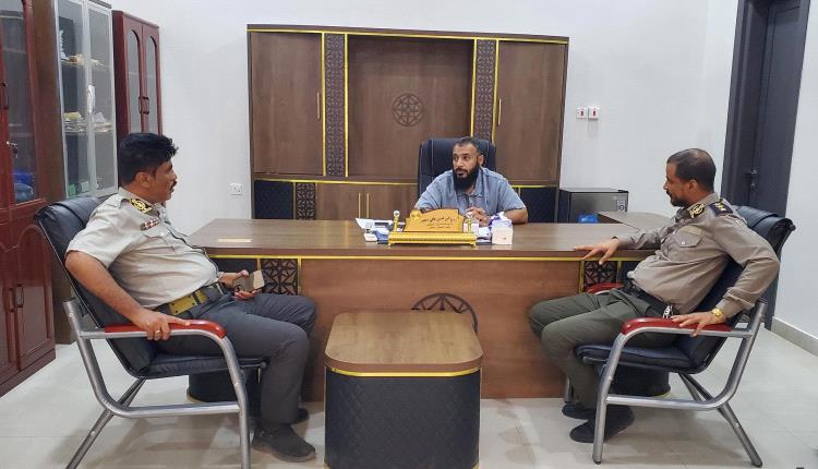 مدير عام مديرية التواهي يلتقي مدير الأحوال المدنية ويؤكد أهمية افتتاح مكتب الأحوال المدنية بالمديرية