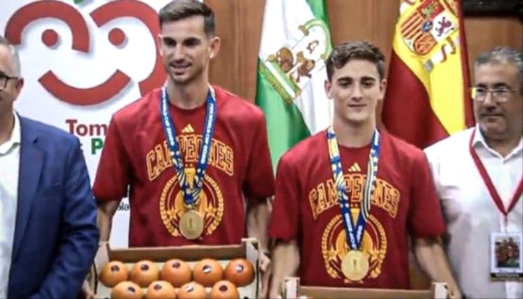أغرب تكريم.. بلدة إسبانية تكافئ غافي ورويز بالطماطم بعد فوز إسبانيا بكأس العالم