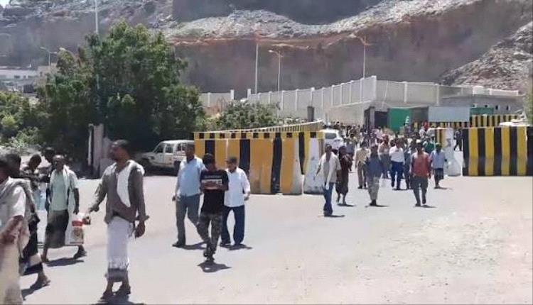 منتسبو الدفاع والداخلية يمهلون الحكومة أسبوعًا لصرف الرواتب المتأخرة او التظاهر أمام معاشيق