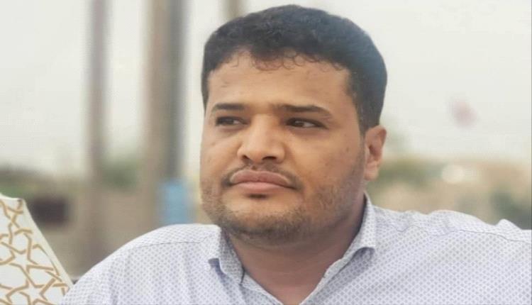 رغم الاعتذار السابق.. محكمة مأرب تواصل محاكمة الصحفي هزاع وتمنعه من التعليق على القضية